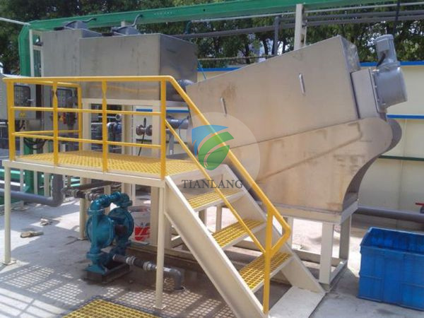 Volute sludge dewatering machine