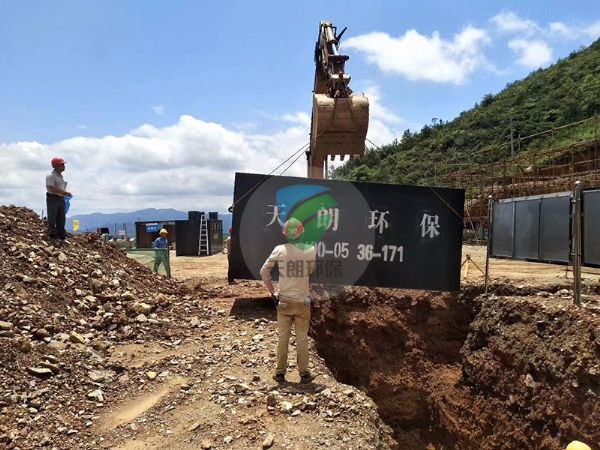 中国华电集团广西风力发电站一体化设备安装现场